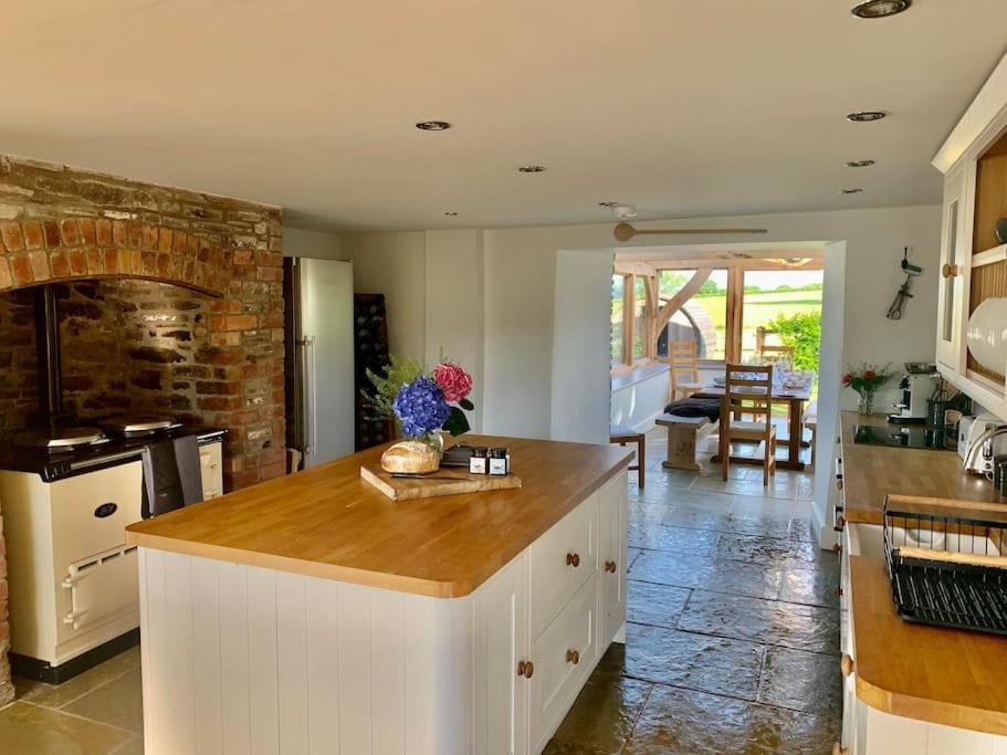 Coed Farm-Hot Tub-Sleeps 12-Near Brecon Villa Exterior photo