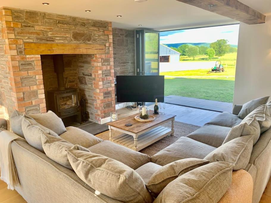 Coed Farm-Hot Tub-Sleeps 12-Near Brecon Villa Exterior photo